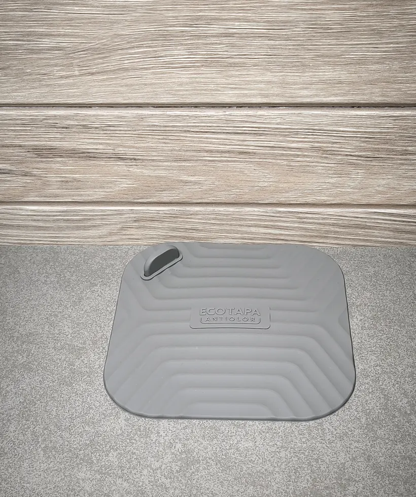Ecotapa gris colocada en superficie